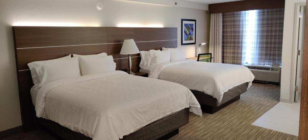 Standard Room with Two Queen Beds interior
